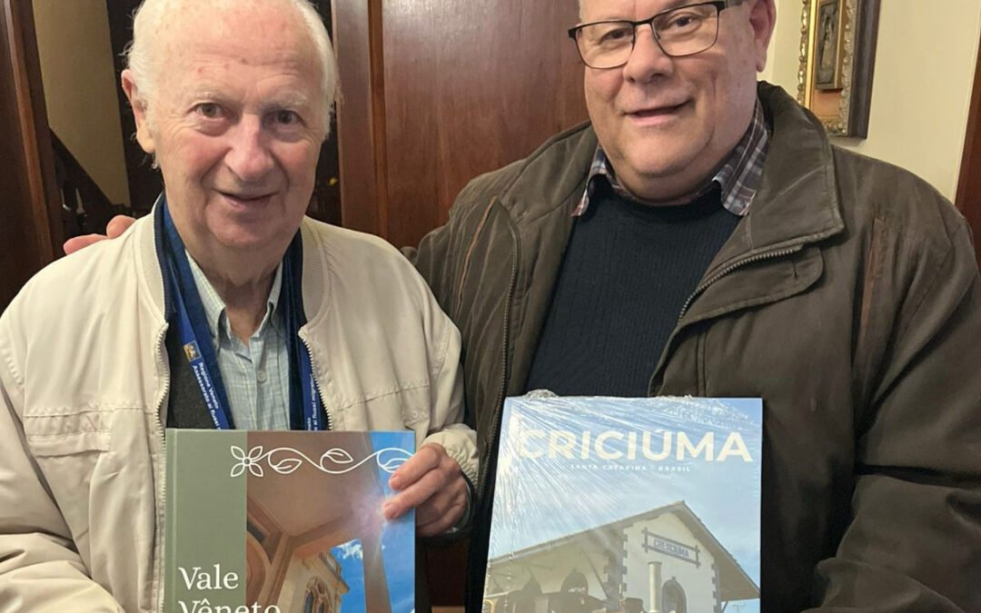 Presidente da Associação Vêneta de Vale Vêneto recebe livro sobre a história da Associação Belunese